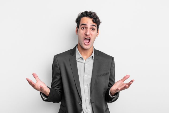 パワハラで会社を訴えるデメリットとは？効果的な対処法をご紹介！